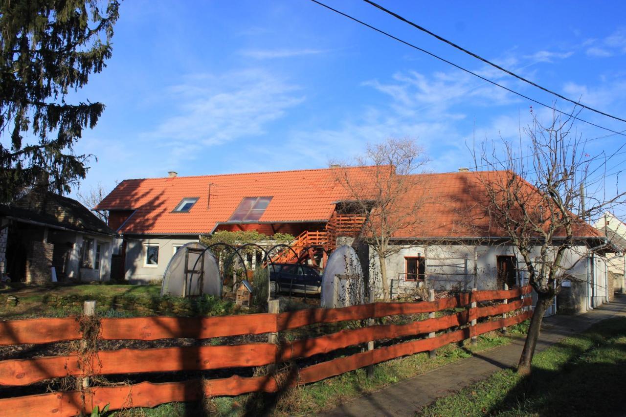 A Kert Apartman Rezi Buitenkant foto